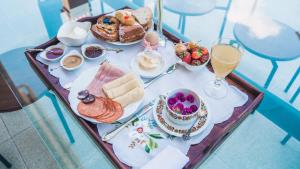uma mesa com uma bandeja de alimentos e bebidas para o pequeno-almo�o em Arca dos Animais - Farming & SPA em Castelo Branco