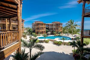 uma vista aérea de um resort com uma piscina em Indigo Belize 2B Condo em San Pedro