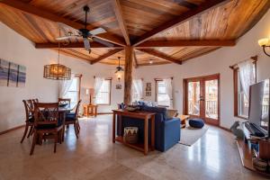 uma sala de estar com tectos em madeira e um sofá azul em Indigo Belize 2B Condo em San Pedro