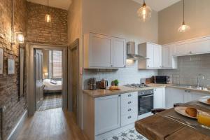 A kitchen or kitchenette at The Oldgate