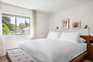 Flamingo Resort & Spa Santa Rosa Sonoma, Tapestry by Hilton客房内的一张或多张床位