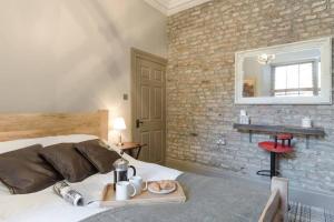 een slaapkamer met een bed met een dienblad met eten erop bij The Collingwood in Morpeth