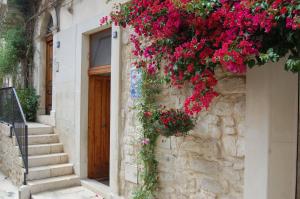 un edificio con flores a un lado. en Profumo Di Gelsomino, en Scicli