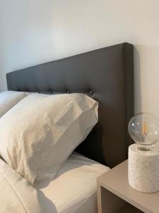 un letto con cuscino e un tavolo con una candela di Ô Secret du Wérihay a Spa