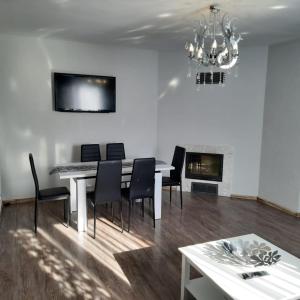 Televízia a/alebo spoločenská miestnosť v ubytovaní Apartament Centrum + 14 fotografií