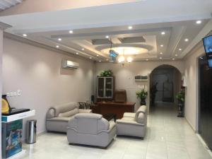 - une salle d'attente avec des chaises et une télévision dans la chambre dans l'établissement Al Samia apartment, à Baljurashi