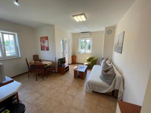 salon z kanapą i stołem w obiekcie Apartment 7 - Sea View - Daniel w Medulinie