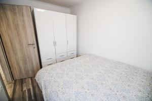 1 dormitorio con 1 cama y vestidor en CUDERLAND - Petra, en Kobarid