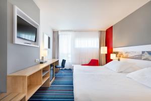 Cette chambre comprend 2 lits et une télévision. dans l'établissement Holiday Inn Prague Airport, an IHG Hotel, à Prague