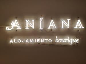 a neon sign that says amanulumulumahoahoahoventory at Aniana Alojamiento Boutique in Logroño