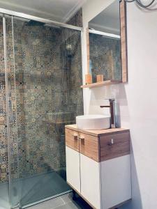 A bathroom at Perfect for exploring local areas and more