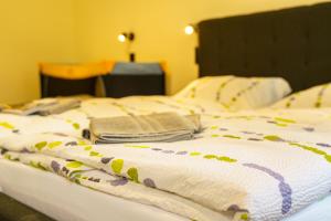 Postel nebo postele na pokoji v ubytování Hotel und Hostel Gleisbett