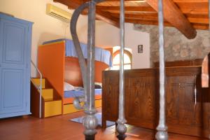 - une chambre avec des lits superposés dans l'établissement casa beatrice, à Lucese