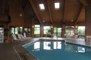 Bazén v ubytování Baymont by Wyndham Boone nebo v jeho okolí