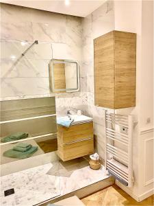 W łazience znajduje się umywalka i prysznic. w obiekcie Magnifique 2 pièces en plein cœur du vieux Nice w Nicei