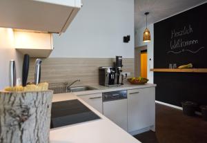 cocina con fregadero y encimera en CityChalet family Bozen en Bolzano