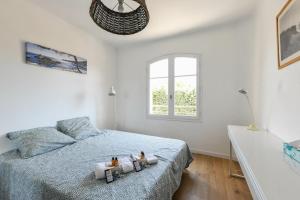 een slaapkamer met een bed en een raam bij Appartement Provenza - Welkeys in Saint-Cyr-sur-Mer