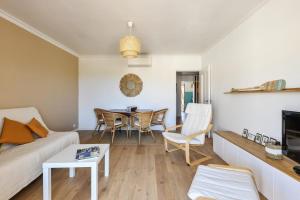 - un salon avec un canapé et une table dans l'établissement Beautiful flat at 10 min walk from the beach in Saint-Cyr-sur-Mer - Welkeys, à Saint-Cyr-sur-Mer