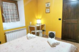 A bed or beds in a room at Casetta Arco