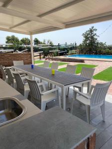 a table and chairs sitting on a patio at Casa Rural VILLA KAIROS in Ajofrín
