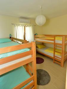 Hostel Bojo emeletes ágyai egy szobában