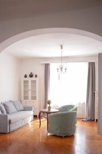 un soggiorno con divano e tavolo di Mályva-ház Verőce a Kismaros