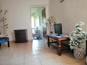 a living room with a desk with a computer on it at Gabri's Home in Spello