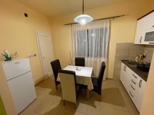 a kitchen with a table and chairs in a room at Apartman Alibi in Boljevac