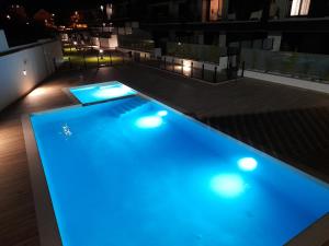 Bazén v ubytování Apartamento praia Canelas nebo v jeho okolí + 27 fotografií