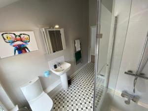 Ванная комната в Apartment @ Booth Hall