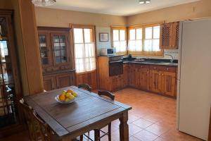 a kitchen with a table with a bowl of fruit on it at Ca l’Albert - Casa rural acollidora in Isona