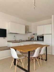 A kitchen or kitchenette at Appartamento Magnolia Deluxe