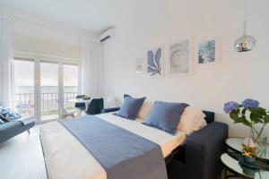 a bedroom with a bed and a couch at Nuovo Appartamento sulla spiaggia con larga terrazza di 70 mq e posto auto privato in Anzio