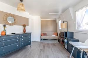 Habitación con cómoda azul y sofá en Nice flat with balcony - Trouville - Welkeys, en Trouville-sur-Mer