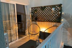 balkon z 2 krzesłami siedzącymi na schodach w obiekcie Oasis View Lanzarote w Costa Teguise
