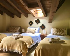 En eller flere senge i et værelse på Cases de Canillo-Casa Sant Joan de Caselles