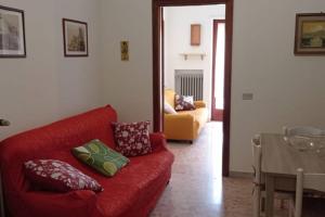 - un salon avec un canapé rouge et une table dans l'établissement Central Tourist Residence - B&B - Alloggi Temporanei Isernia, à Isernia