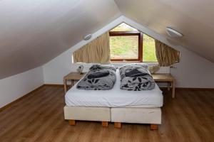 sypialnia z łóżkiem na poddaszu w obiekcie Lysuholl w mieście Snæfellsbær