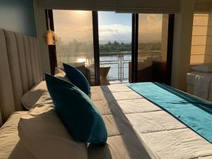 Postel nebo postele na pokoji v ubytování Hotel La Laguna Galapagos