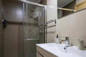 ein Badezimmer mit Waschbecken und Glasdusche in der Unterkunft Casa da Judiaria in Castelo de Vide + 37 Fotos