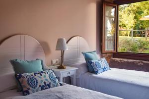 A bed or beds in a room at Escola de Bieite