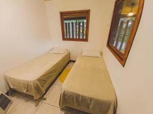 two beds sitting in a room with a window at Pescaria em Iguape - Belo Rancho Subauma in Iguape