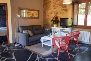 A television and/or entertainment centre at Escola de Bieite