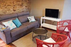 A television and/or entertainment centre at Escola de Bieite