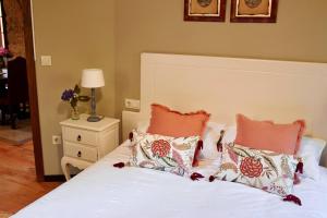 A bed or beds in a room at Escola de Bieite