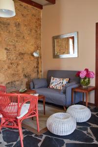 A seating area at Escola de Bieite