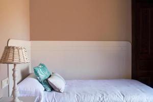 A bed or beds in a room at Escola de Bieite