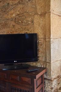 A television and/or entertainment centre at Escola de Bieite