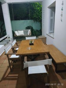 een eetkamer met een houten tafel en stoelen bij Zacharoula's Home in Chania