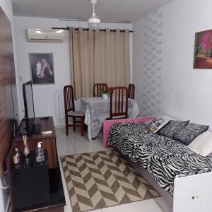 カンポス・ドス・ゴイタカゼスにあるCampos Rede Apto Xのリビングルーム(ベッド1台、テーブル、椅子付) +11枚の写真